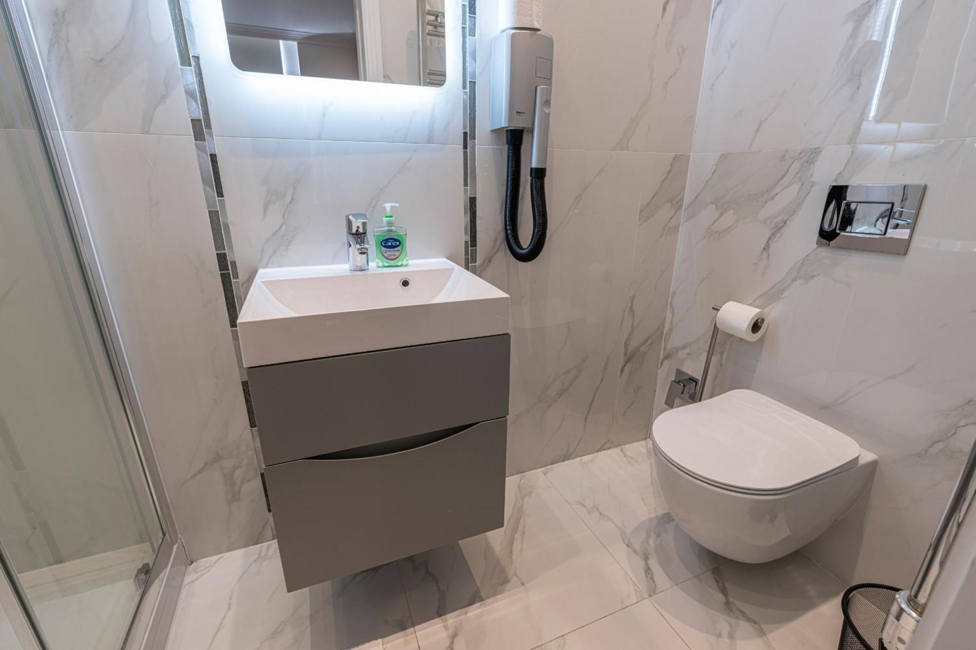 Modern Apartments Near Harrods And The Science Museum Лондон Номер фото