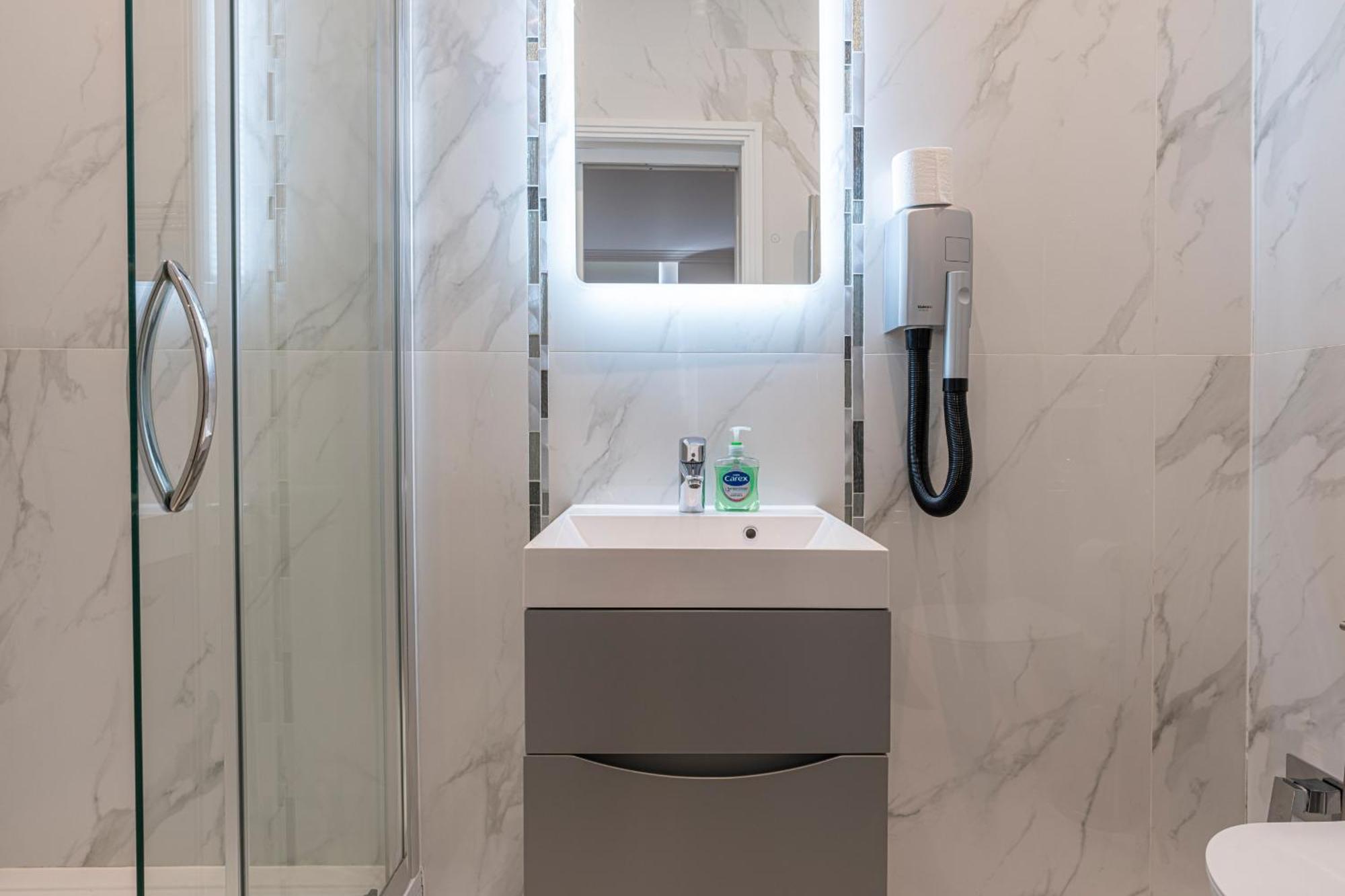 Modern Apartments Near Harrods And The Science Museum Лондон Номер фото