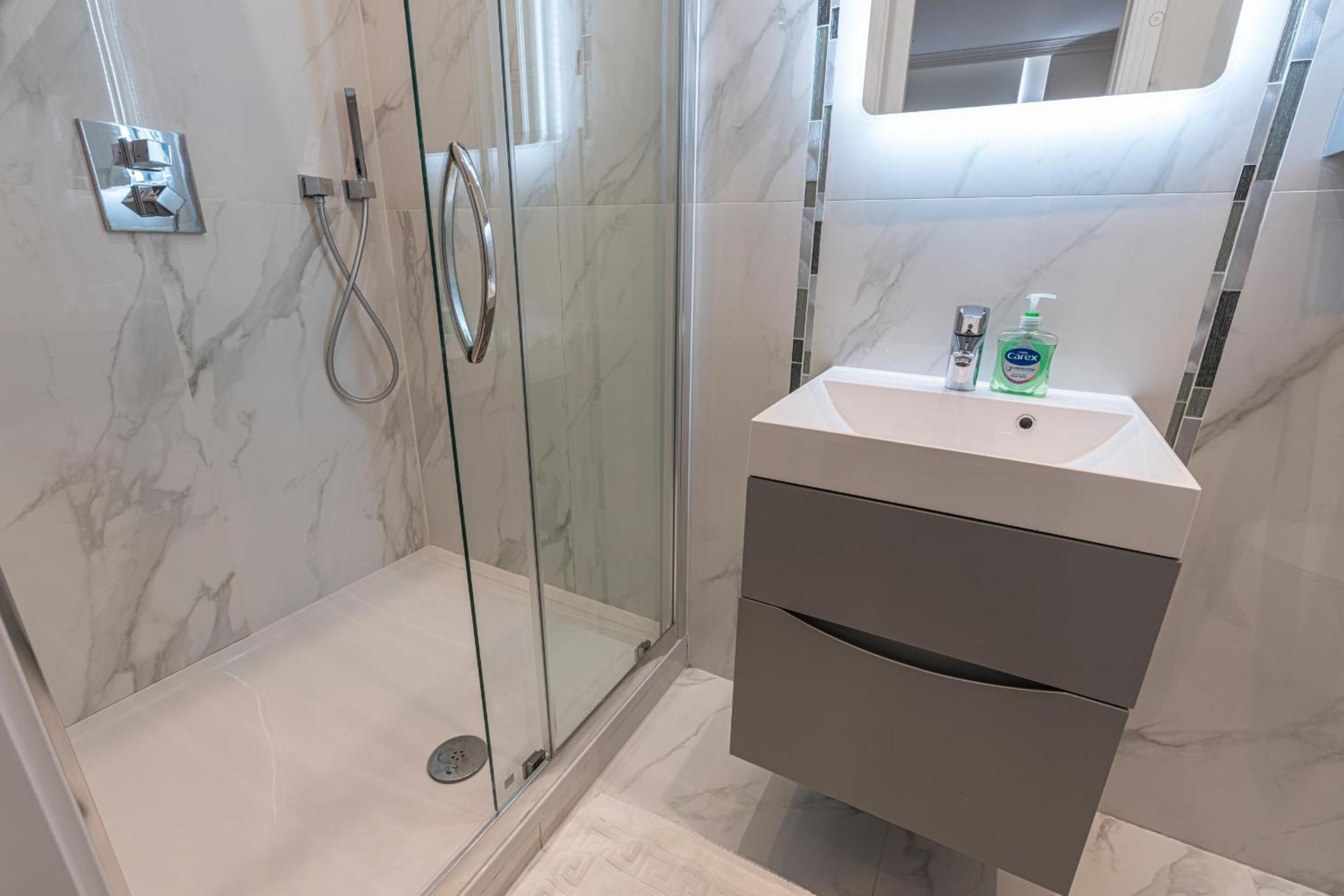 Modern Apartments Near Harrods And The Science Museum Лондон Номер фото
